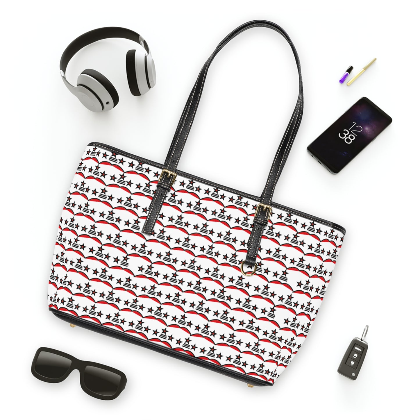 Die Champion Handtasche wird von Kopfhörern, Stiften und einem Handy ergänzt – eine harmonische Zusammenstellung für den modernen Alltag. Unsere Champion Handtasche überezugt mit einem Rotschwarzen Sternchenmuster, und wirkt alles in allem Elegant und auffällig. Diese Handtasche hat außerdem einen erfolgreichen Touch.
